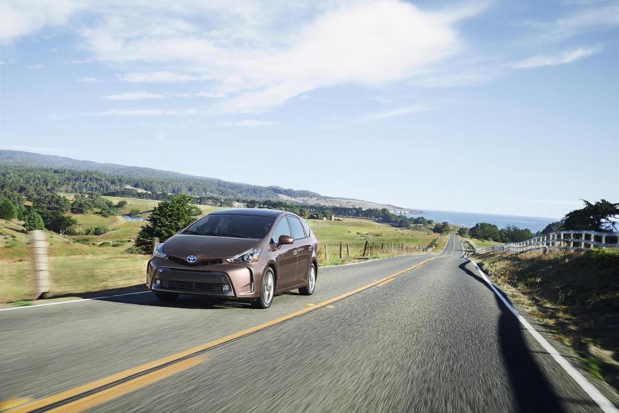  Toyota Prius v 2015 года  (фото 2 из 12)